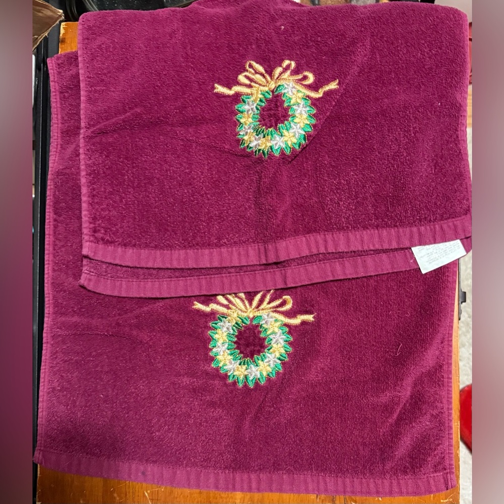 2 Christmas Red Dishtowels & 2 Green Hand towels